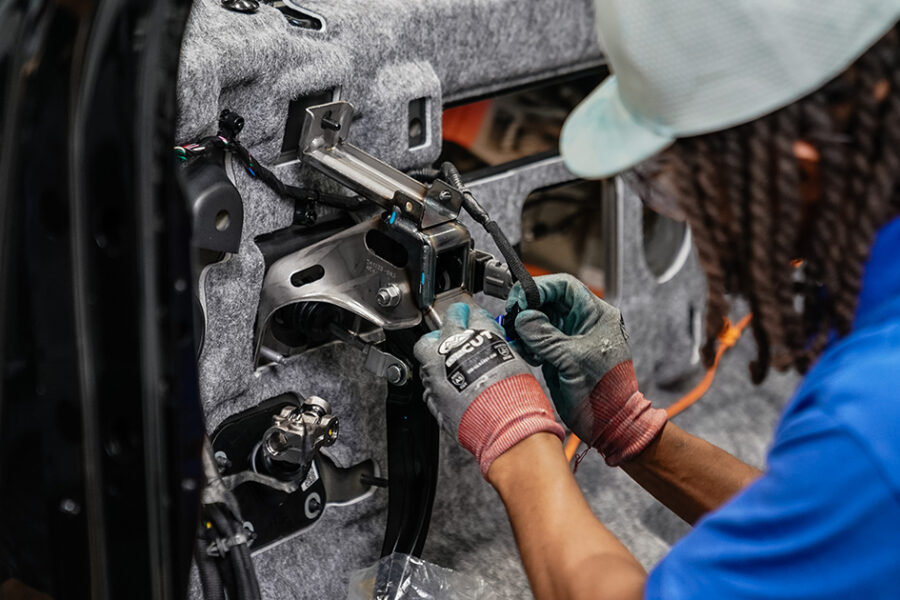 Federal Reserve reports August factory output fell 0.3 percent